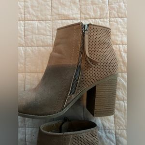 Universal Thread tan Booties